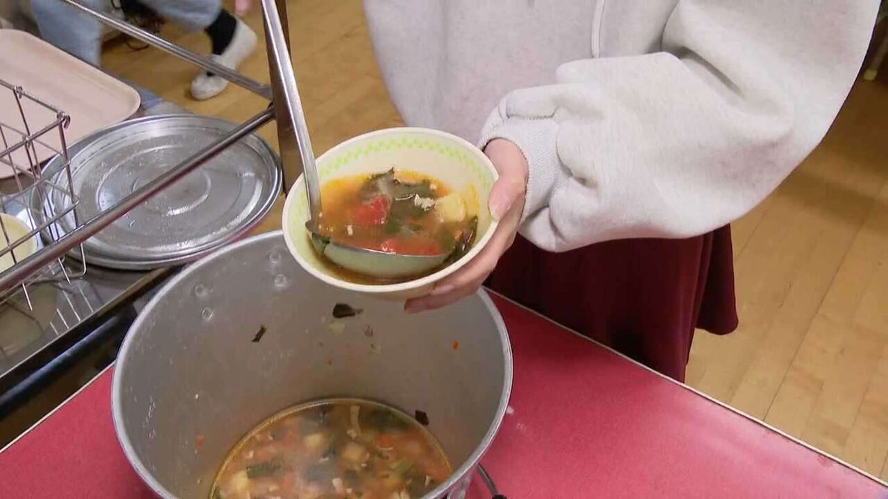 完食指導とは真逆の「給食の量を減らしてもいい」取り組み　それでも給食容器は“からっぽ”になった