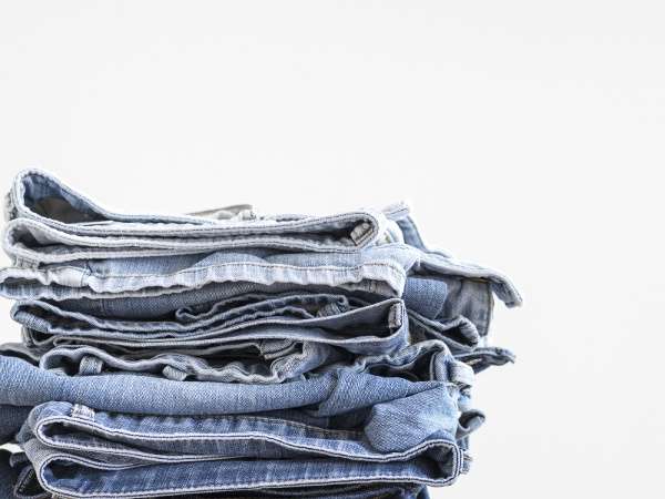 「ジーンズは洗わない方がいい」って本当？みんなどのくらいで洗ってる？