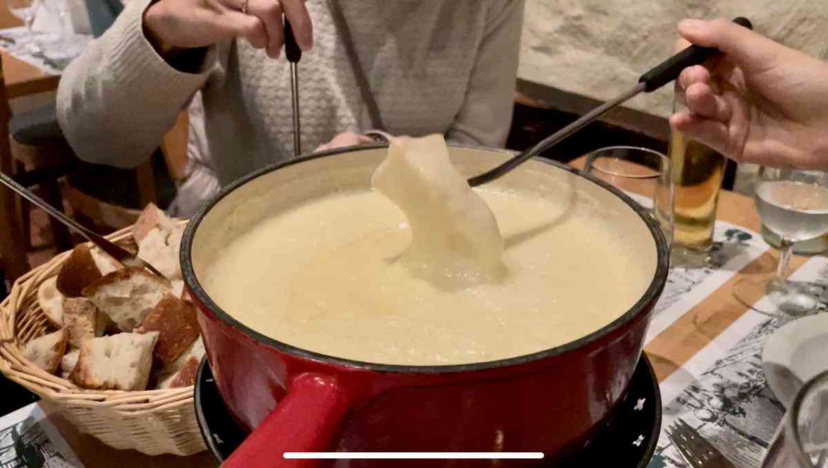 本場スイスのお店で食べるチーズフォンデュは日本のと色々違っててびっくり「想像の五倍くらいデカい鍋にとろとろチーズが…」「野菜が無い」