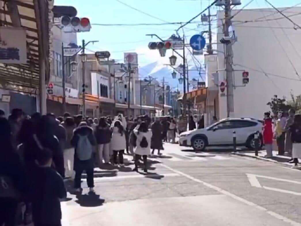 富士山絶景スポットで数十人が撮影で滞留、青信号でも車通れず...　中国人団体客？の迷惑行為動画が拡散