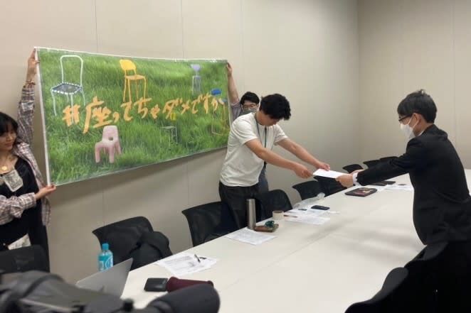 「なぜ座ったら駄目？」立ったままレジ打ちは世界の非常識、流通業界を変えた2万筆の署名