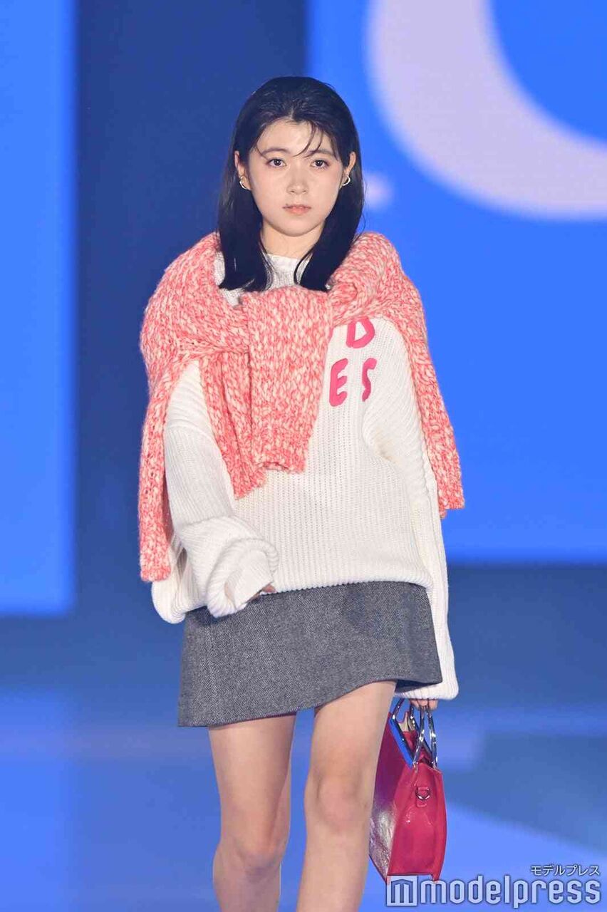 市川團⼗郎の長女・堀越麗禾「ガルアワ」で初ランウェイ ミニスカ着こなし堂々ポージング