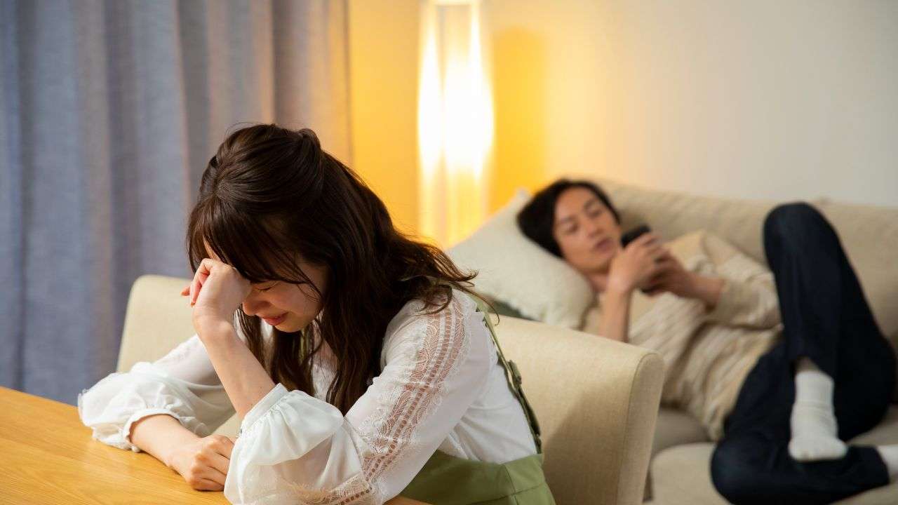 食器も下げずに旦那はソファー…年収800万円「共働き夫婦」妻の怒り、夫の自己満足