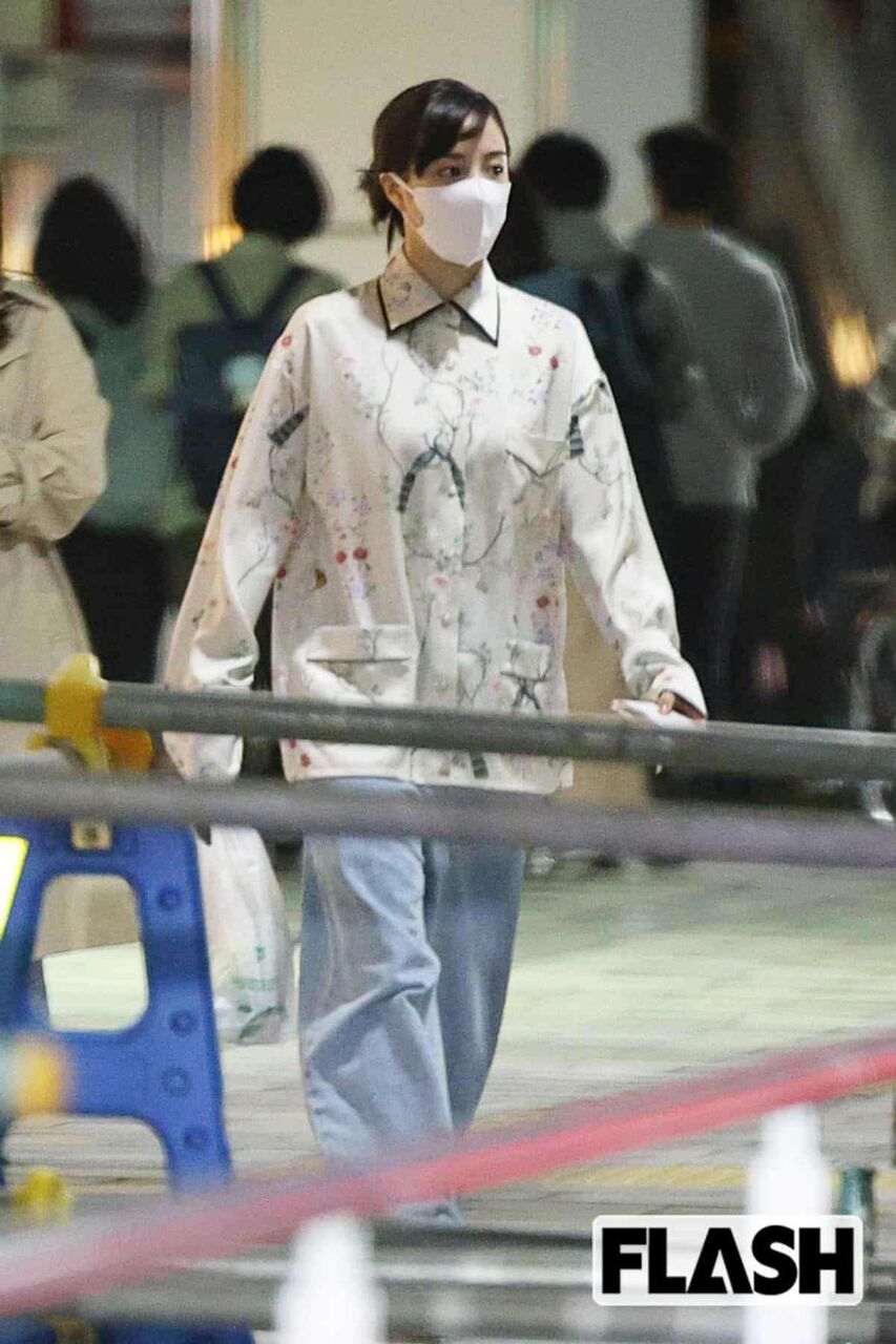 広瀬すず　1億円CM女王の「700円コンビニ飯」買い物姿“カンヌ2冠監督”映画ロケ後に見せた“女優魂”