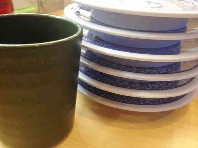 回転寿司で「13皿」食べた女性、「女の人が食う量じゃないやろ」と夫にドン引きされた挙句、「暴飲暴食をやめて」と言われてモヤモヤ