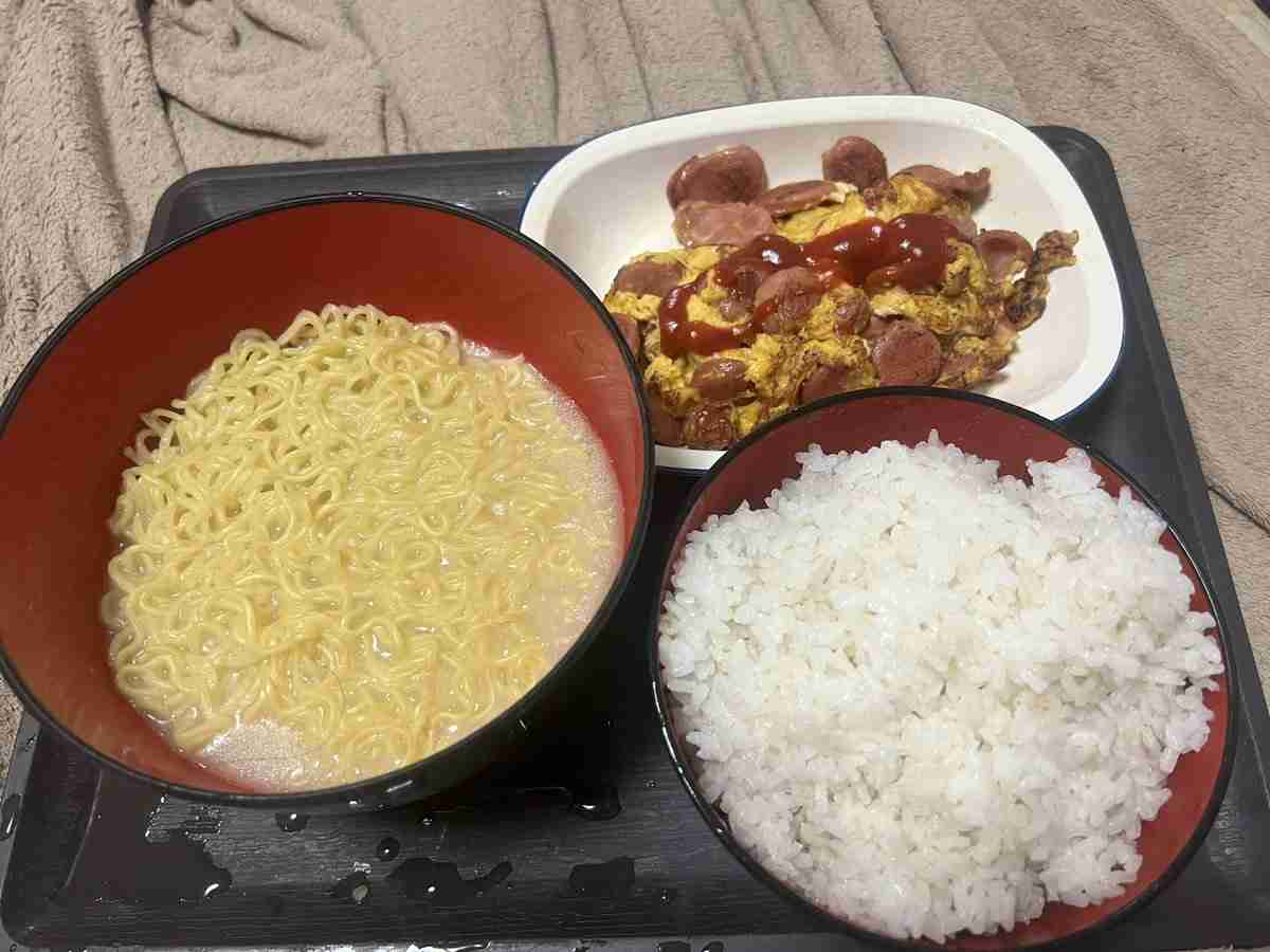 「男が本能だけで作った晩飯」にネットざわつく　栄養バランス度外視も「いくらでも食べられそう」