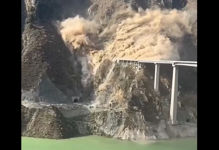 一瞬にして「巨大な橋が消えた」...中国・「完成直後」の橋が崩落する瞬間を捉えた「衝撃映像」に広がる疑念