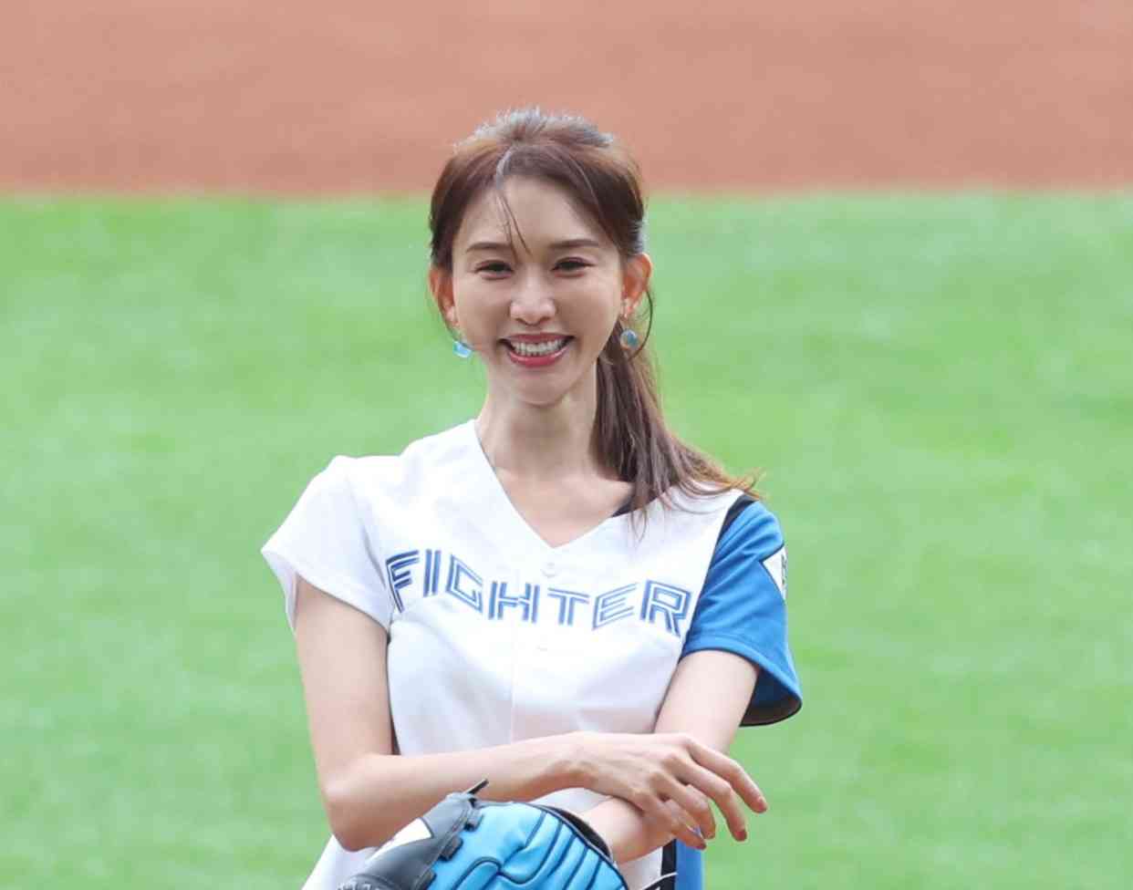 【日本ハム】49歳に見えない…リン・チーリン「エスコンF最高」1stピッチ＆きつねダンス