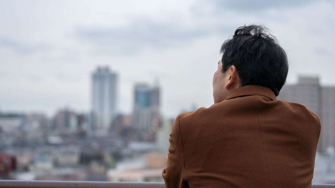 俺の居場所が…ない。〈退職金2,700万円〉毎日「図書館通い」の63歳男性、「妻の冷たい視線」に耐えられなくなった理由