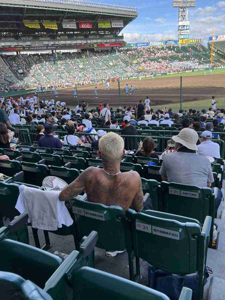 上裸でタトゥー丸見え...人気ラッパーの甲子園観戦マナーに賛否　「わざわざ見せびらかすな」「なにがダメなん」