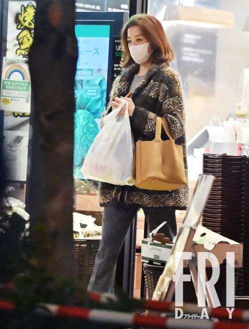 多忙の合間を縫って麻布の高級スーパーで…鈴木京香 「美しすぎる買い物姿」