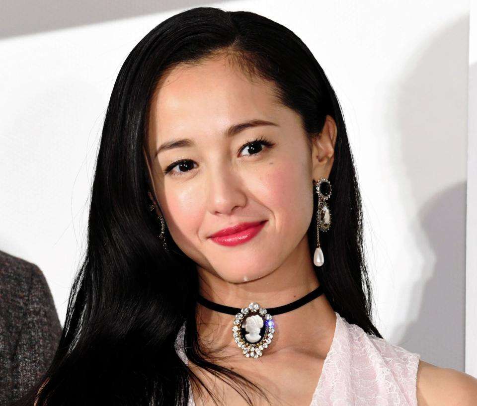 沢尻エリカ「仰天ニュース」でチラリ　金髪笑顔にネット興奮「まさか映るとは」