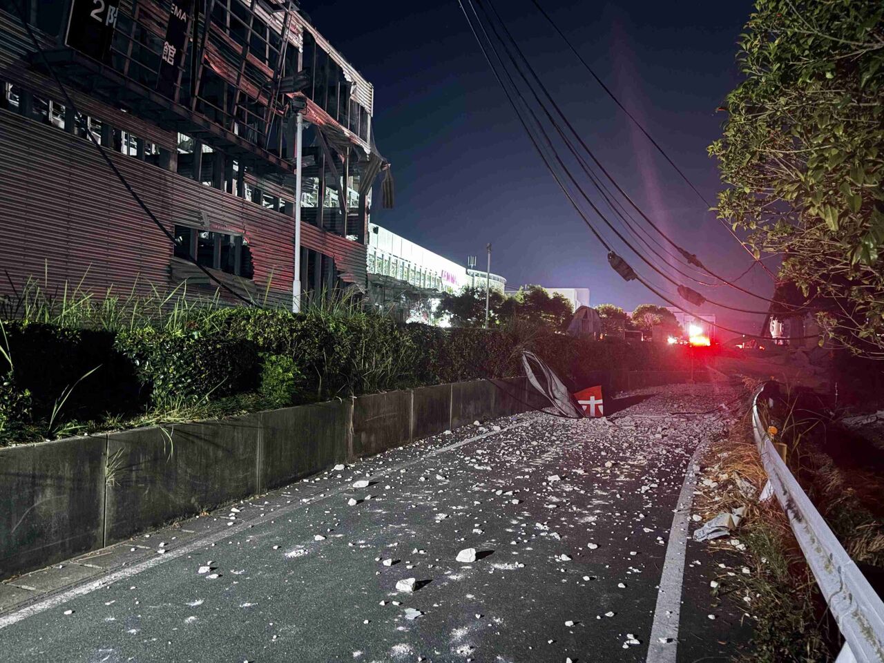 イオンモール熊本の爆発　LPガスが漏れた可能性　救助活動は「難しい状況」でも継続