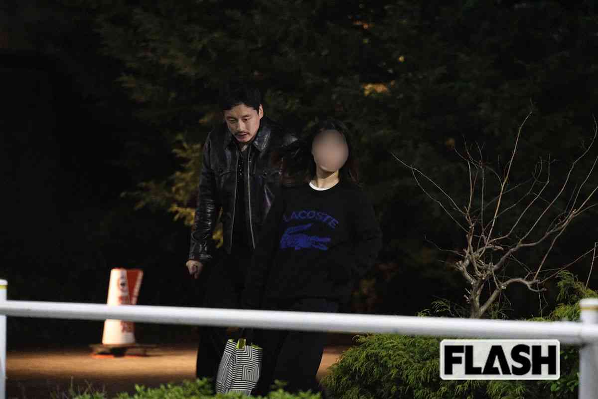 坂口健太郎、髭に革ジャンの“ワイルド姿”で撮影打ち上げ…“二股報道”から半年、フランス合作映画で“再起”