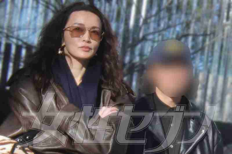 《白昼堂々ガッツリ腰に手を回して》長谷川京子(47)が新恋人と「デカサングラス」で情熱デート「アラフィフ」の恋は「自分に誠実に」