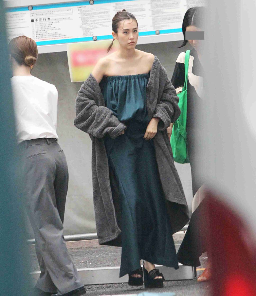 桐谷美玲が“驚異の９頭身スタイル”で銀座の街に出現　「変わらぬ美貌」と「幸せオーラ」