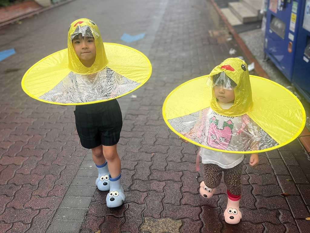 子どもの雨具、型破りなアイテムに「見かけたら5度見」の声　パパは大照れ「恥ずかしい」
