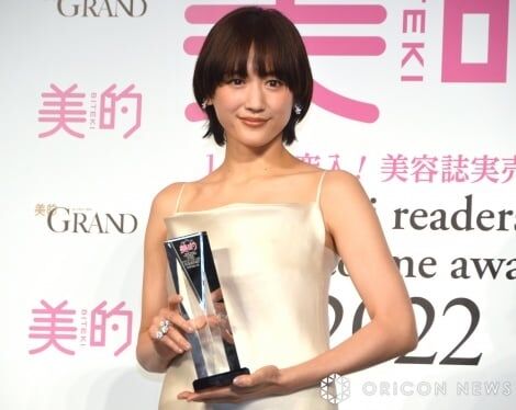 綾瀬はるか“今年最も輝いていると思う女性”に選出 純白の肩出しドレスで美デコルテ披露