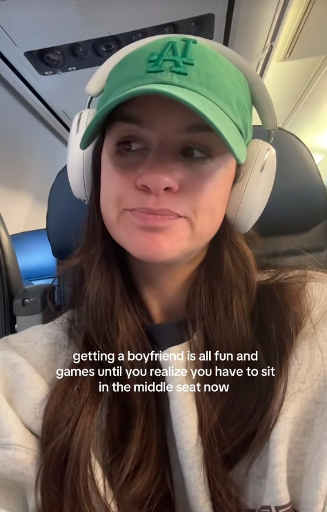 彼氏と一緒に飛行機に乗ったら“真ん中の席”に座らされた　不満を漏らした彼女に「それはあなたを好きじゃない証拠」の声