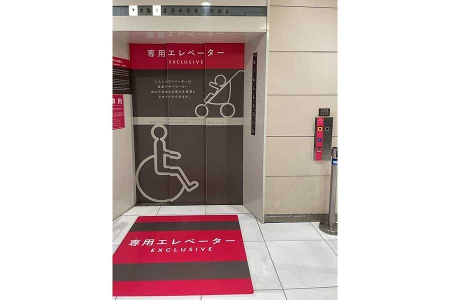 ベビーカーでエレベーターに乗れない…百貨店が編み出した“秘策”　「他の施設も真似して」と称賛