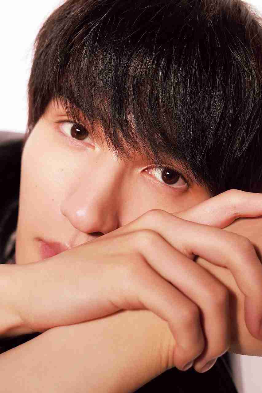 SixTONESジェシー、“モンスター級”な美ジュアルさく裂　『ベツコミ』巻頭グラビア＆31の質問で素顔に迫る