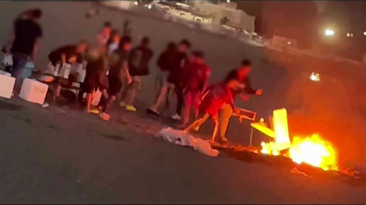 湘南ビーチでごみ投棄し火をつける迷惑BBQ客…30人の子連れ「気にせずやっている」異臭漂うも笑いながら言い訳