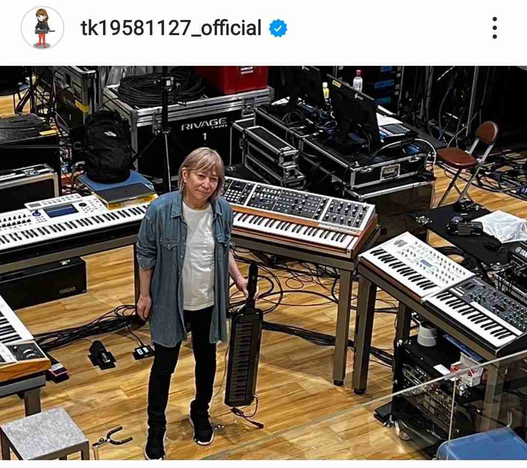 小室哲哉、金髪ボブの63歳私服姿＆手首のタトゥーを披露「かっこいい」「ラフな姿も素敵」