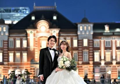 「映える」東京駅にドレス姿の行列　15万円でも前撮りしたい理由