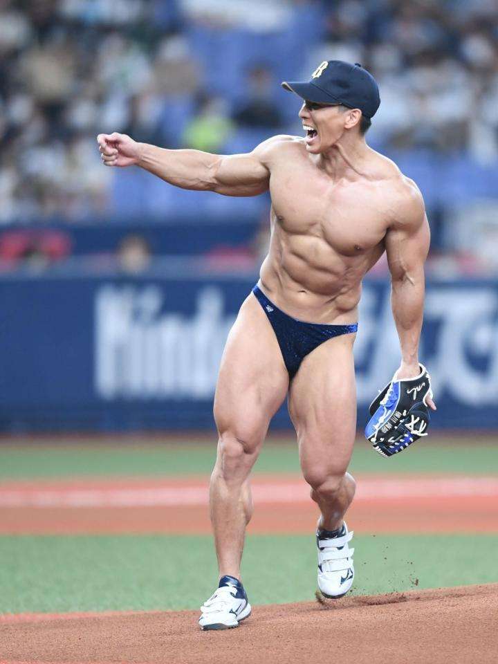 さすがボディービルダー　横川尚隆が始球式で132キロの「マッチョボール」球場どよめく