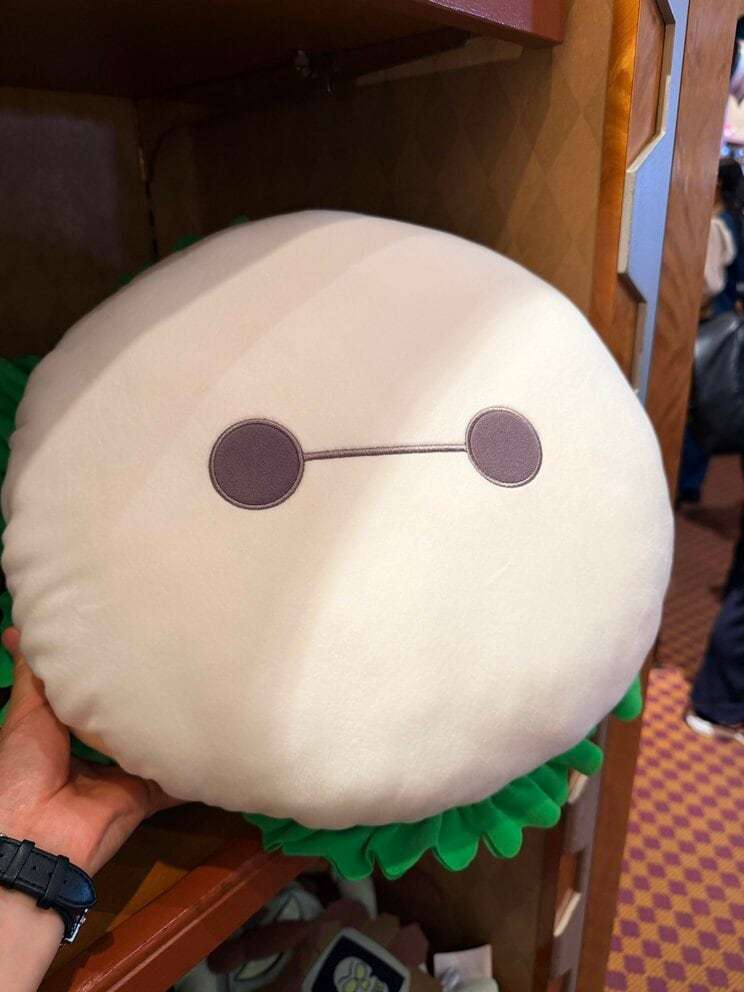 〈ディズニー客マナー炎上〉「買わないのに触るな・撮るな！」　メイクで汚れたぬいぐるみ写真が波紋　オリエンタルランドの見解は？