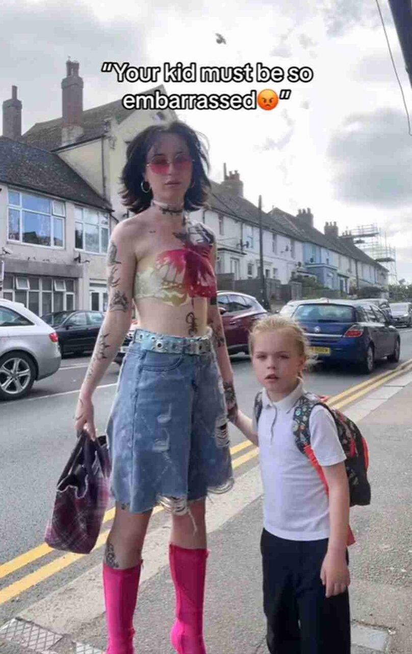 全身タトゥー＆ヘソ出し姿で子どもを学校に送る母親が炎上「子どもがいじめられる」海外SNSでの批判に「気にしない」と反論
