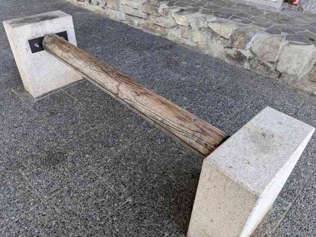 「落ち着かない」「優しさ無い」京都・鴨川沿いのベンチに不満の声　丸太1つの座面、なぜ設置したのか