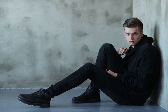 アメリカの中学校が校則で黒の服装を禁止、理由は「うつ病っぽいから」