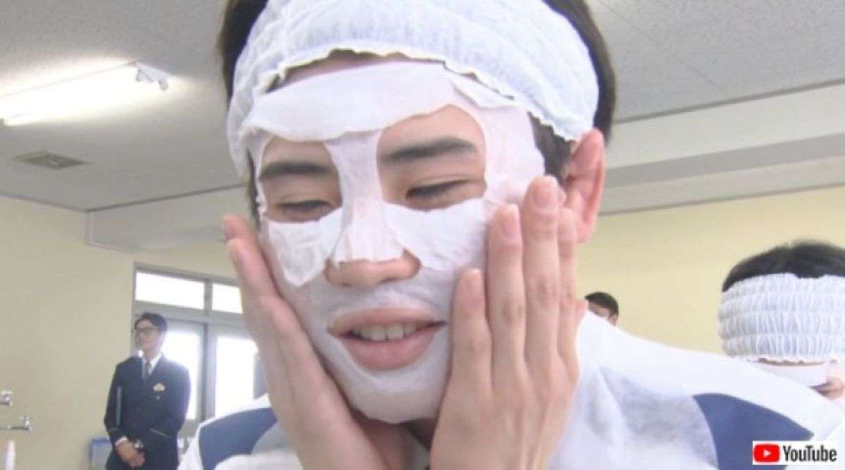 日本の警察学校で開催されたメイク講座に男子学生が奮闘している様子が海外で話題に