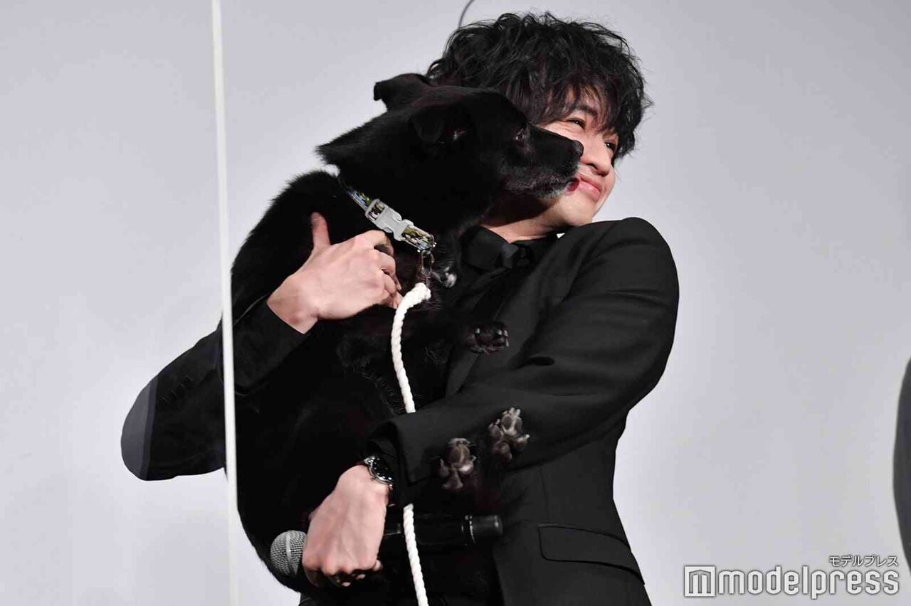 Sexy Zone中島健人、相棒・犬のクロからの熱烈愛受ける「12月のキスです」＜ラーゲリより愛を込めて＞