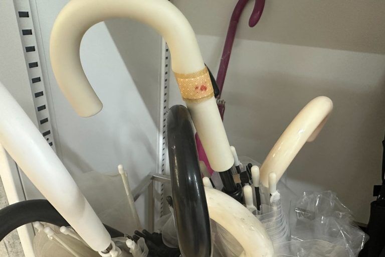 「また盗まれた！」ビニール傘の盗難対策に試行錯誤する人たちに聞いた、“劇的に盗まれなくなった一工夫”