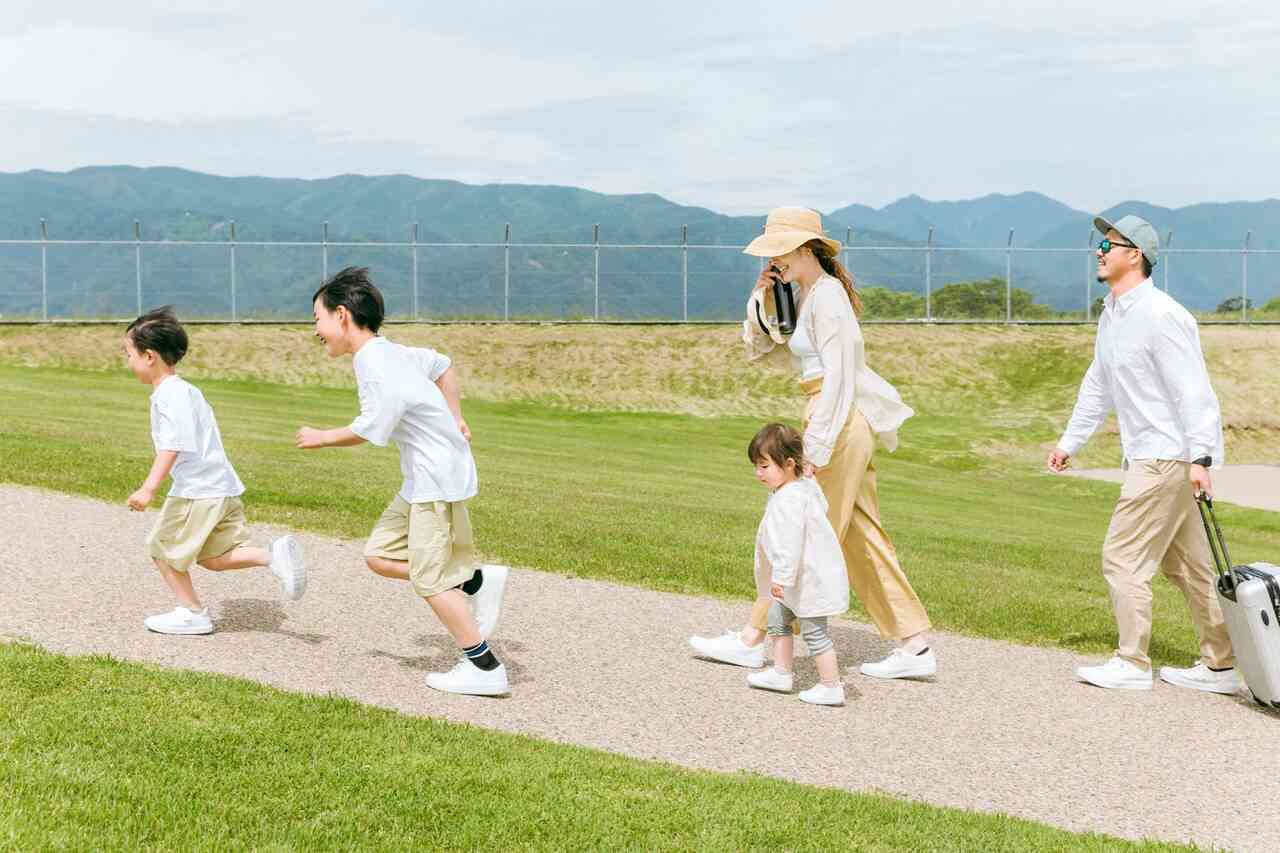 「今の子どもの夏休みって難しすぎる…！」小学生の長期休暇に苦しめられる“共働き家庭”のリアル