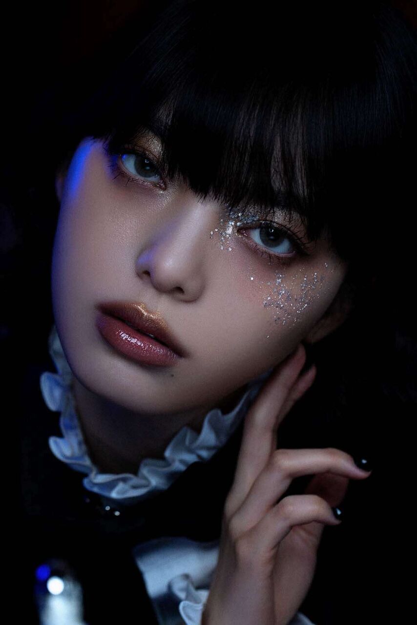 平手友梨奈、ナイフ咥え鋭い視線・ケーキでクリームまみれ…鮮烈バースデーフォトに反響殺到
