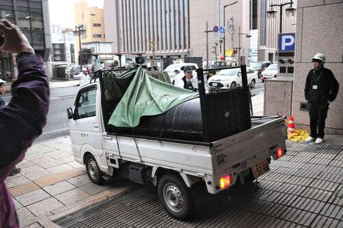 盛岡・岩手銀行本店にクマ侵入　吹き矢で捕獲