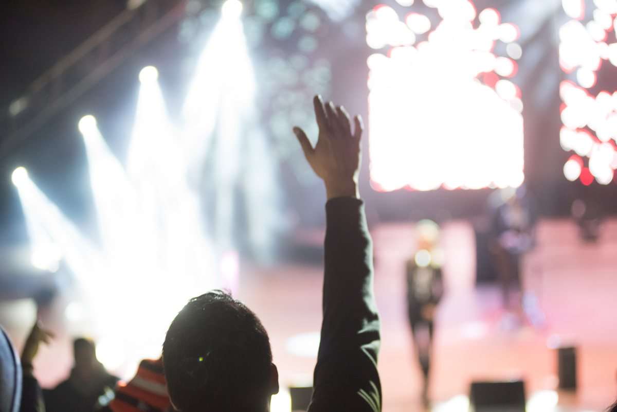 《仲間と一緒は嫌？》推し活の現場は「絶対1人で」にこだわる人たちの本音　「みんなで反省会」や「布教活動」が予想外のストレスに