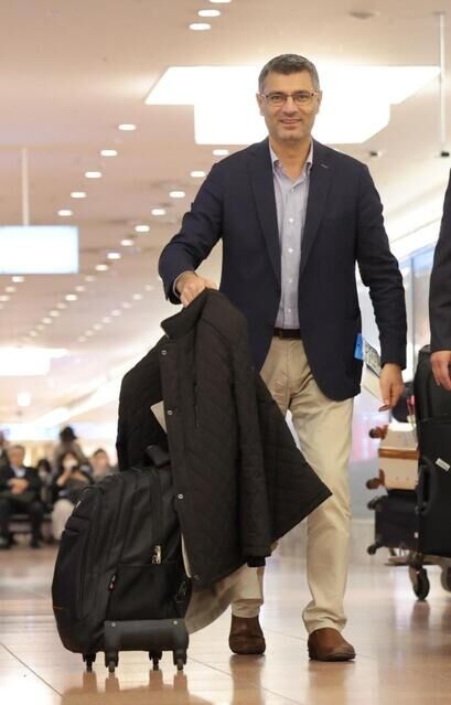 「無課金おじさん」ことユスフ・ディケチさんが来日！　到着早々にサイン＆日本語であいさつの“神対応”　パリ五輪で射撃銀