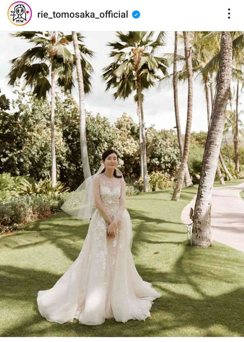 ともさかりえ、ウェディングドレス姿を公開「幸せオーラ」「美しい」昨年12月に年上編集者と再々婚発表