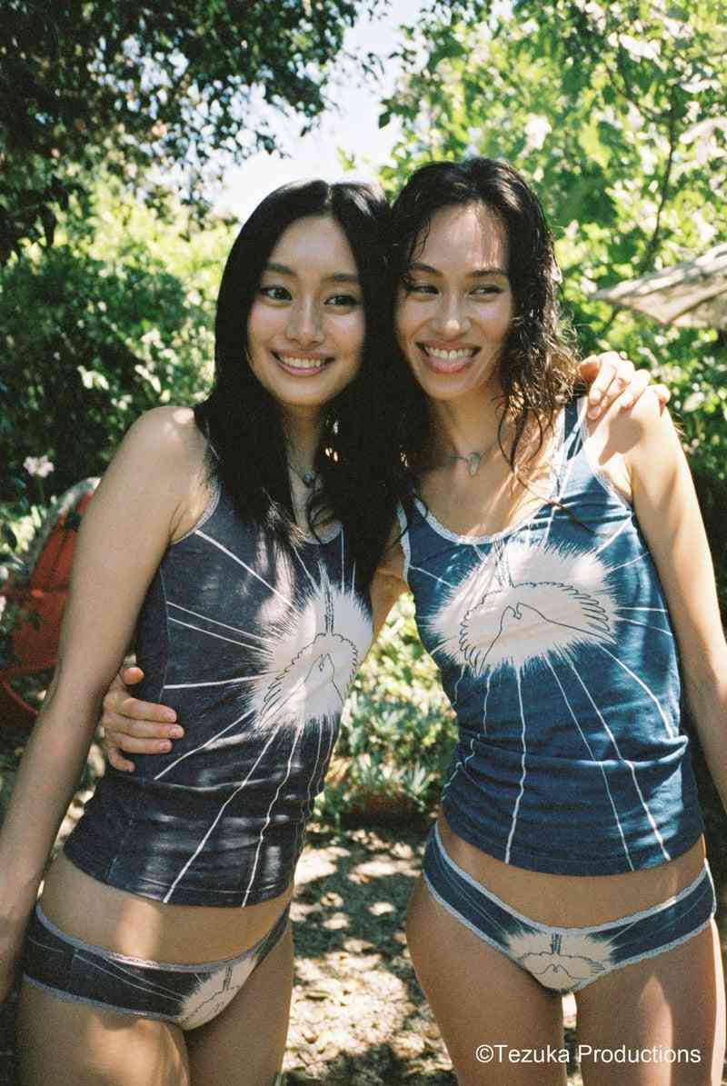 水原希子とペア下着姿を公開、“元国民的美少女”の現在に衝撃「今こんなことになってるの!?」