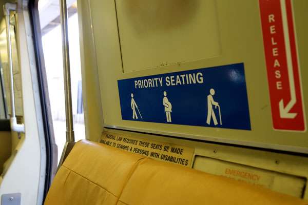 高齢女性から「席を譲れ」と言われて…義足の少女の投稿が話題