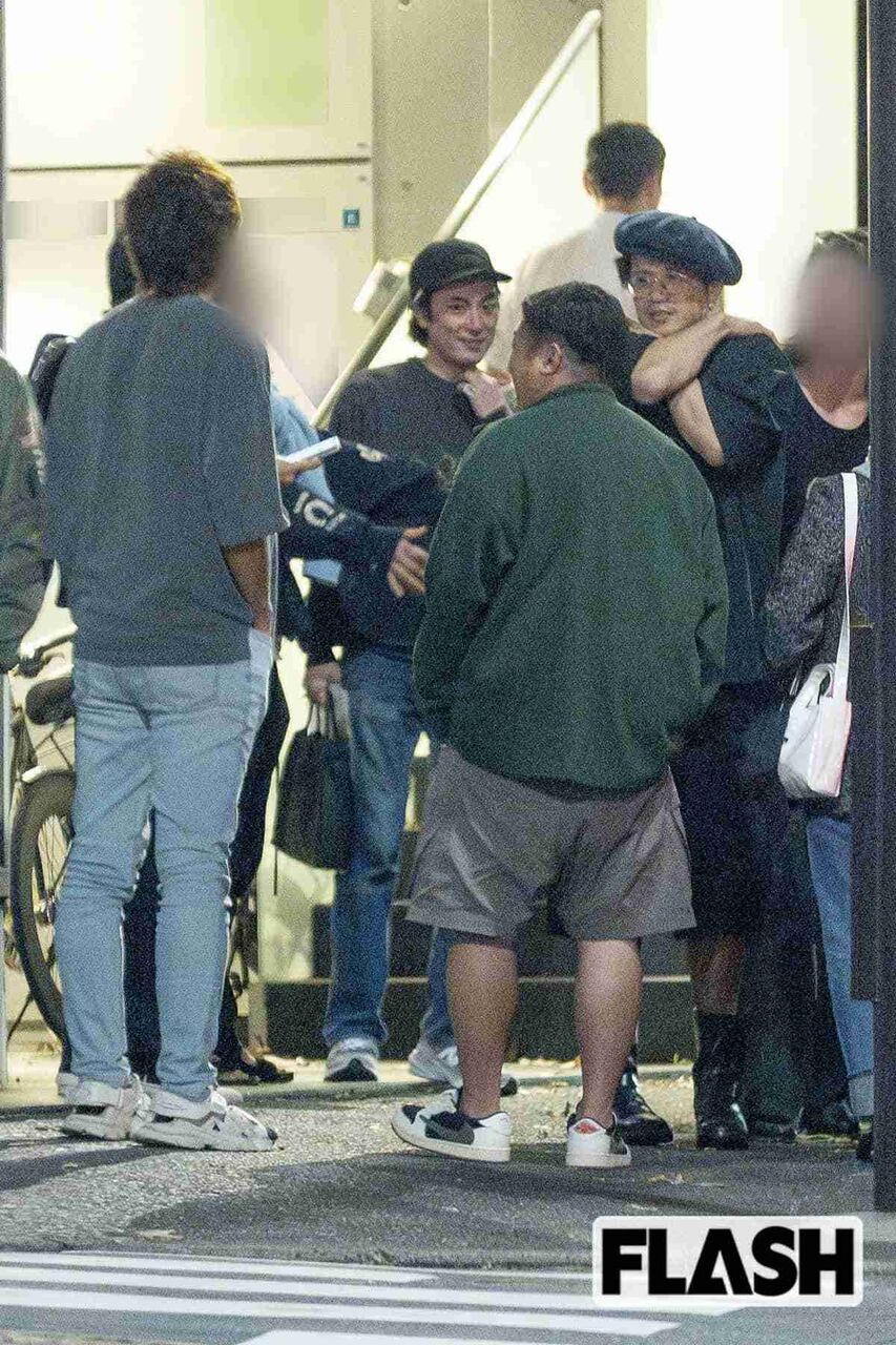 【写真多数】小栗旬社長が坂口健太郎、間宮祥太朗らと「深夜1時の宅飲み」伊藤健太郎も拾った“ファミリー”の結束