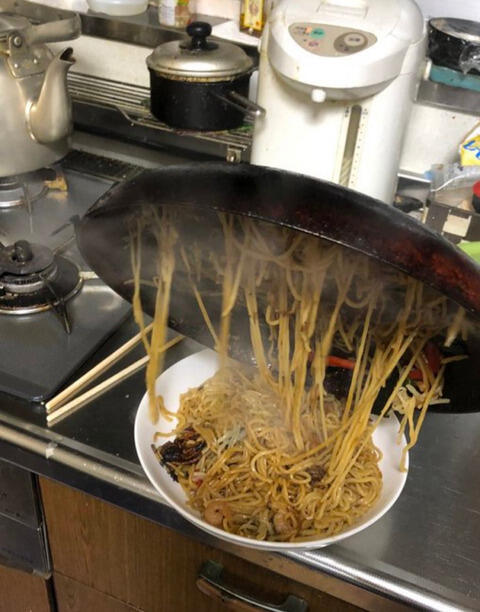 【画像】焼きそば作るとこうなるんだけど何で？ｗｗｗｗｗｗ