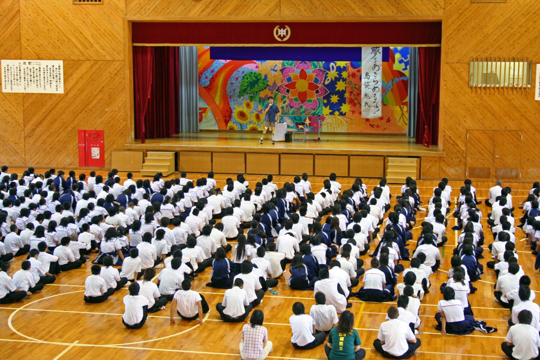宜野湾市立普天間中学校で講演 両足義足でマラソンに挑戦