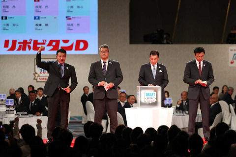 【野球】中日・与田新監督　根尾を引き当て笑顔「１秒でも早く会いたい」　二刀流は「本人の意思尊重」　ドラフト会議