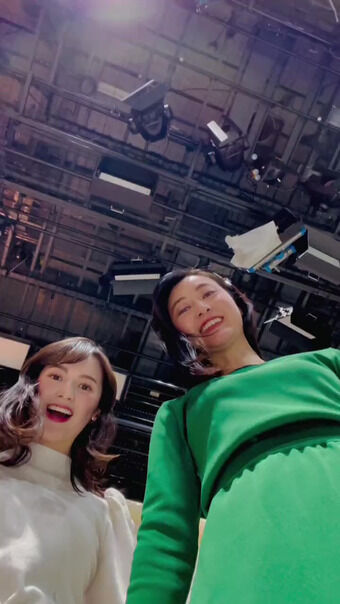 小川彩佳アナと山本恵里伽アナ　ダイナミックなアングルで自撮り！！【GIF動画あり】