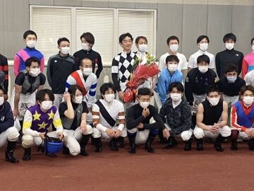 【競馬】　中谷騎手引退の様子が密